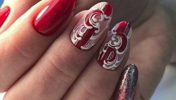 Manucure rouge avec monogrammes