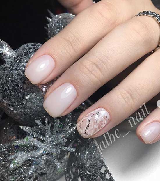 Manucure au lait du nouvel an avec des dessins