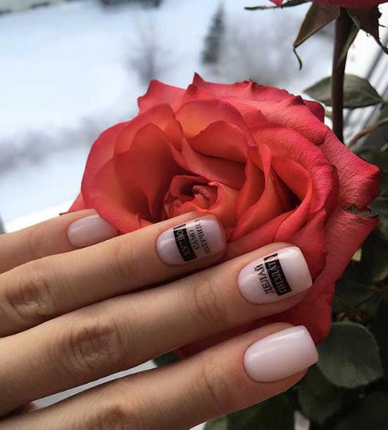 Lettrage en manucure au lait