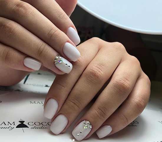 Manucure au lait et cristaux Swarovski