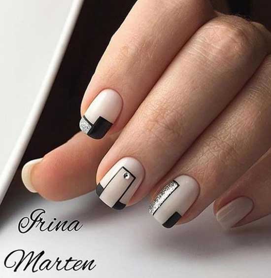 Manucure au lait et géométrie noire