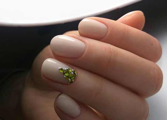 Photo de manucure au lait avec strass