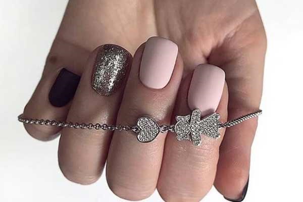 Manucure de vacances nude mat