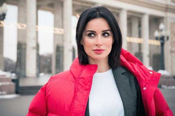 Stars dans les doudounes les plus en vogue cette photo d'hiver