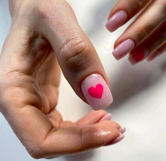 Manucure avec un coeur rose
