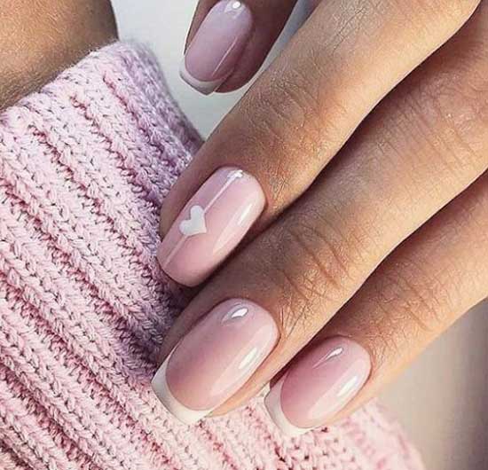 Manucure française avec coeurs pour le 14 février