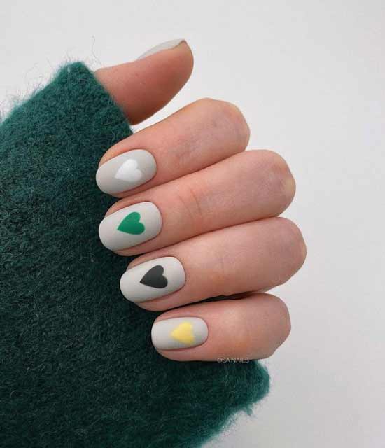 Manucure coeurs multicolores pour le 14 février