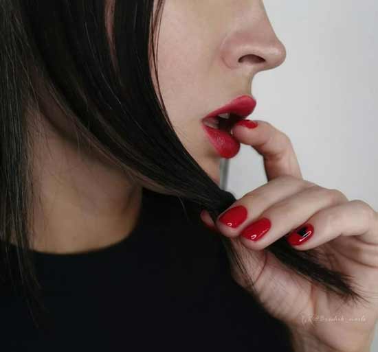 Ongles rouges avec coeur noir