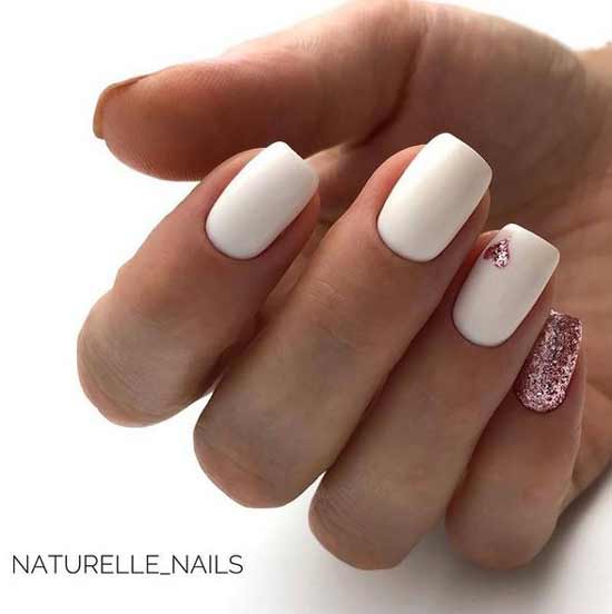 Coeur pailleté sur l'ongle