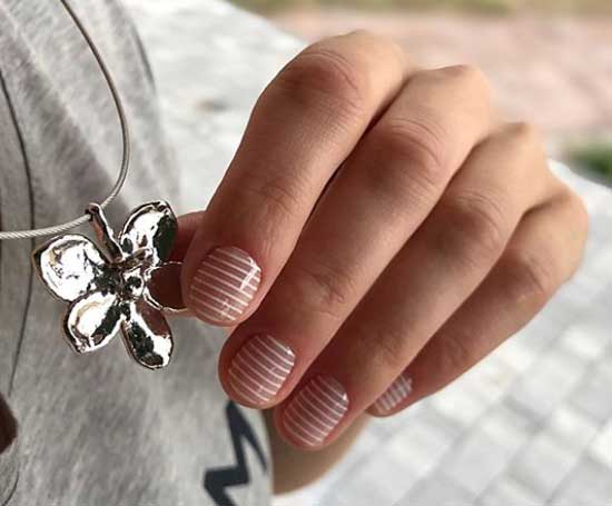 Ongles courts - motifs à rayures 2026