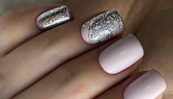 Les designs d'ongles les plus en vogue pour les ongles courts 2025-2026: tendances photo
