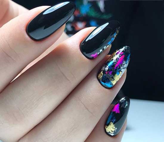 Manucure noire avec de l'or