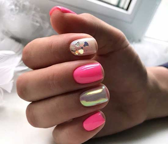 Poudre dorée + paillettes sur les ongles