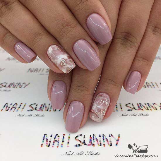 Photo de manucure dorée