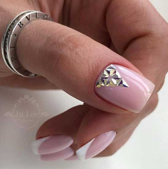 Paillettes dorées volumineuses sur les ongles