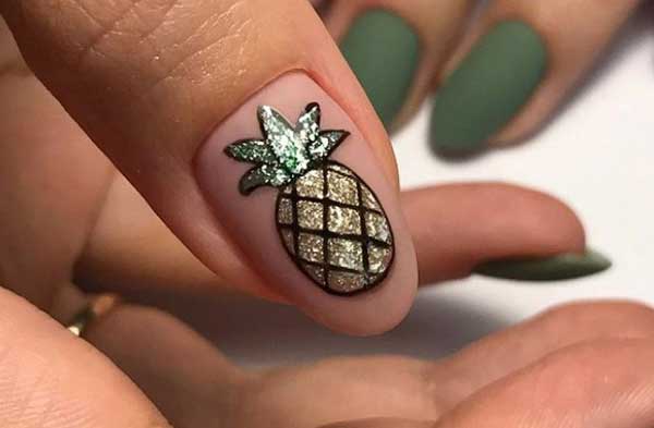 Nail art doré sur les ongles - ananas