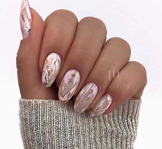 Manucure avec feuille d'or