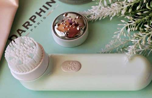 La brosse de lavage désobstrue les pores