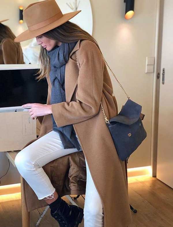 La combinaison de nuances brunes avec d'autres couleurs dans la garde-robe