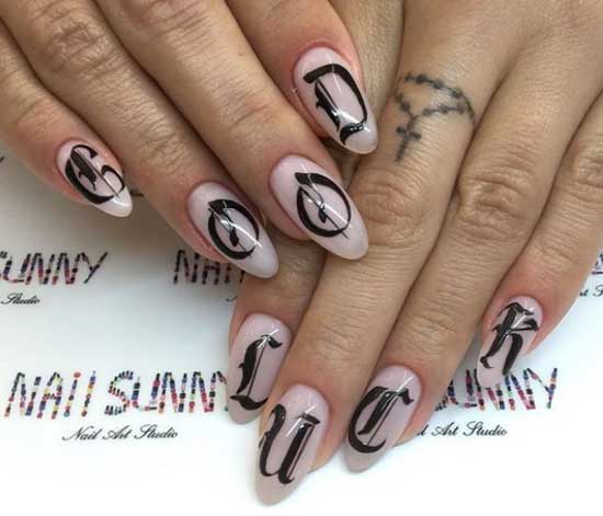 Lettres en manucure
