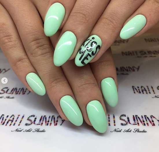 Manucure avec lettrage kiss me