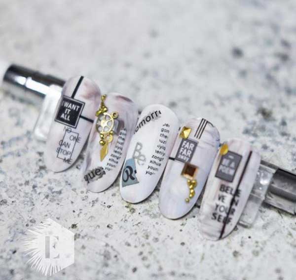 Compositions sur les ongles de bijoux et inscriptions