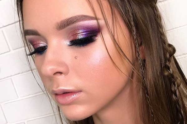 Maquillage en mettant l'accent sur les exemples d'yeux