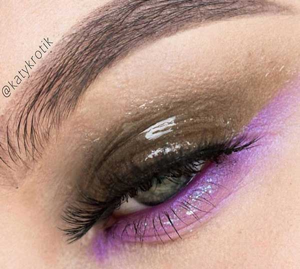 Accent de maquillage sur les paupières humides