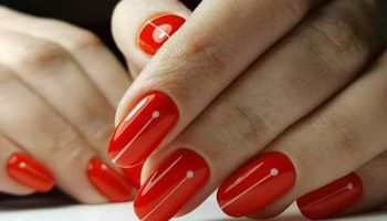 Vernis gel rouge avec géométrie
