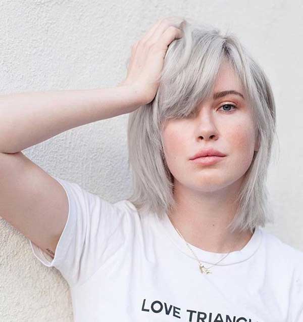 Coupe de cheveux avec frange de longueur moyenne 2025-2026