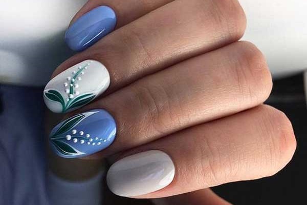 Ongles avec l'image de fleurs 2025-2026