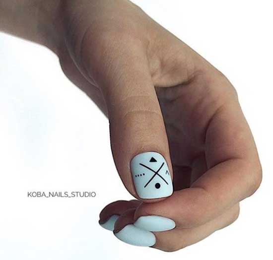 Manucure minimalisme bleu