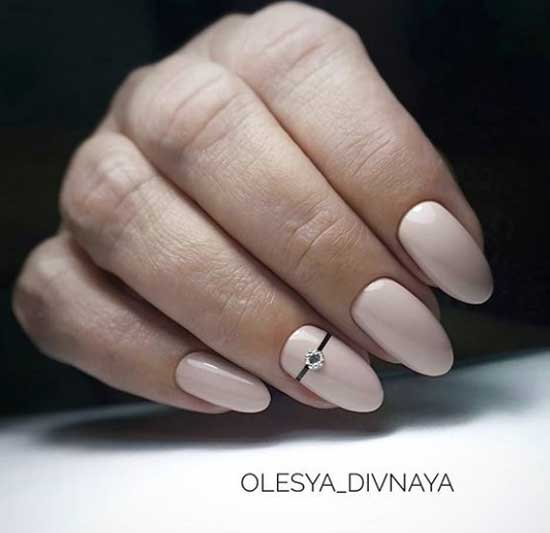 Strass dans le minimalisme de manucure