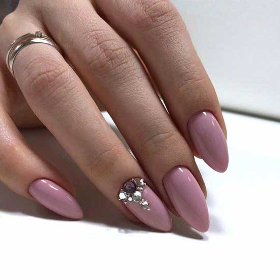 Manucure avec strass pour ongles pointus 2026