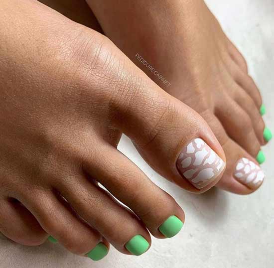 Photo de pédicure vert mat