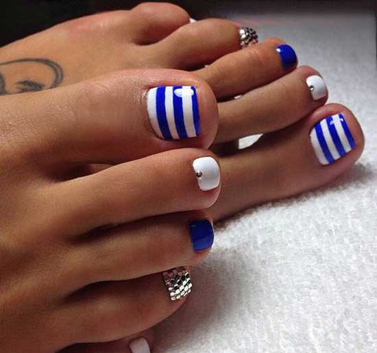 Belle pédicure dans un style marin