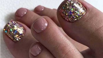 Belle pédicure avec des nouveautés pailletées