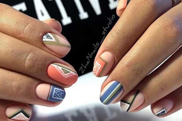 Manucure à rayures et autres formes géométriques