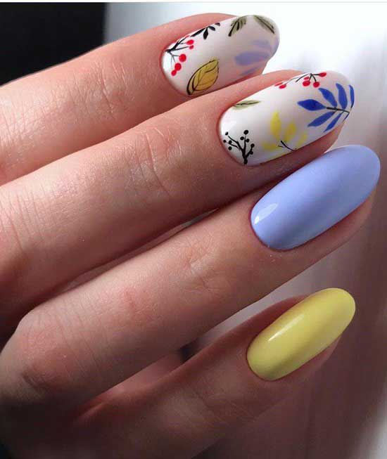 Avec des aquarelles - manucure en vacances