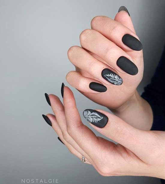 Manucure noire mate avec motif plumes