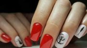 Nouvelle manucure sous la photo du dessus mat