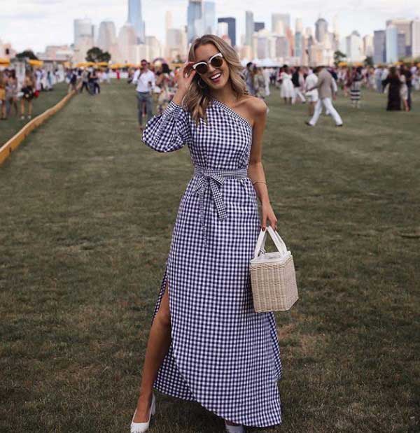 Robes à la mode dans une cage