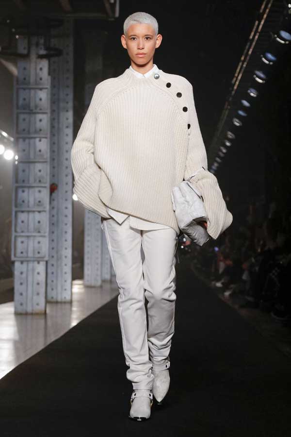 Noeuds avec une chemise blanche