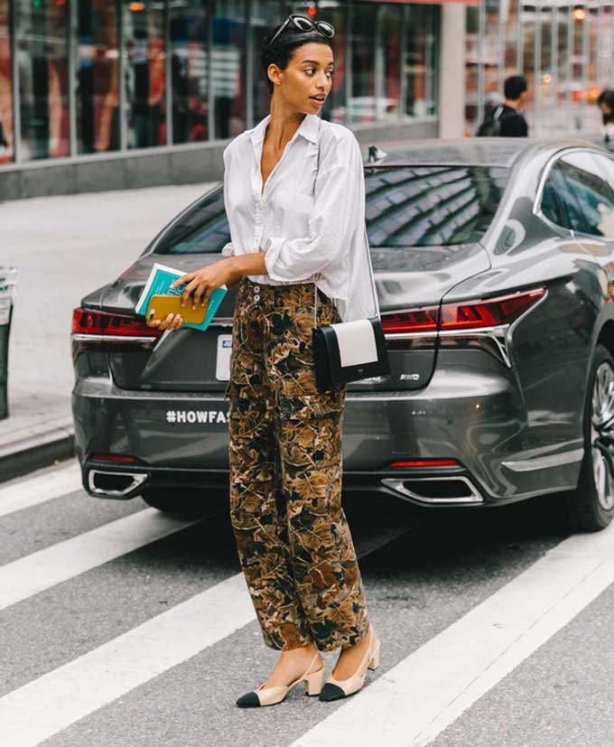 Pantalon militaire avec chemise blanche