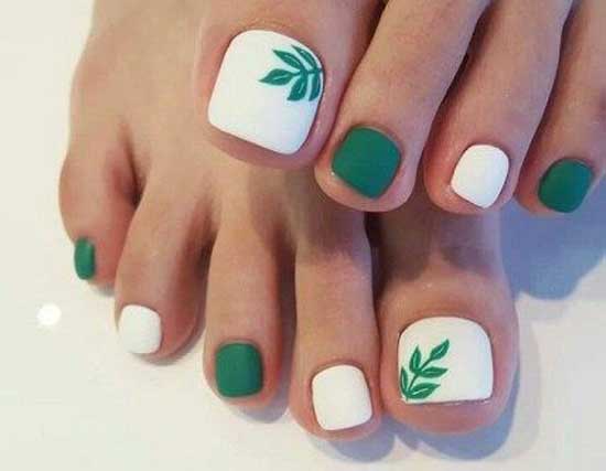 Pédicure d'été dans les tons verts