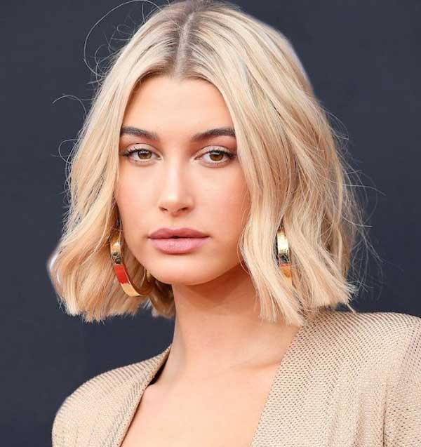 Coupe blonde au dessus des épaules sans frange
