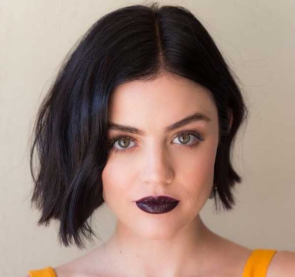 Coupe de cheveux avec une raie droite sans frange