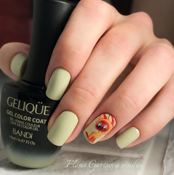 Manucure aux tons menthe été 2026