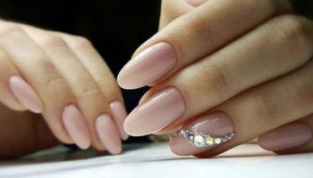 Manucure à la mode avec des strass