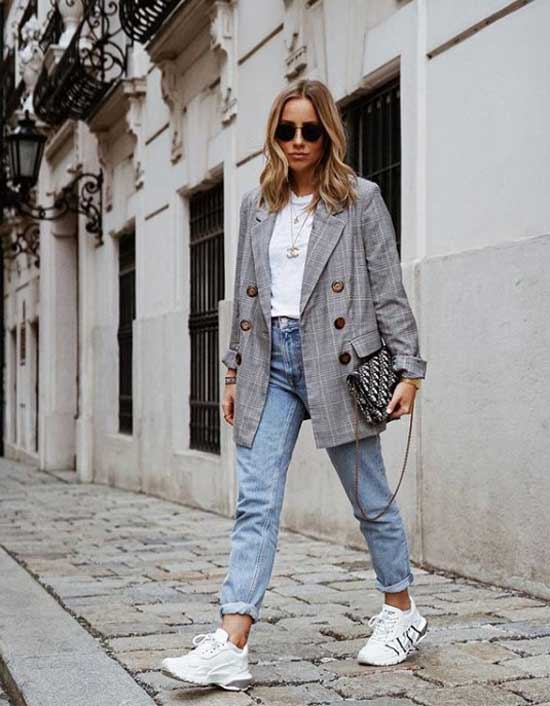 Blazer à carreaux, jean et baskets blanches